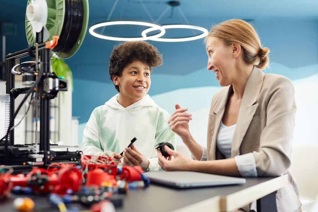 Un niño y una mujer aprendiendo juntos sobre impresion.